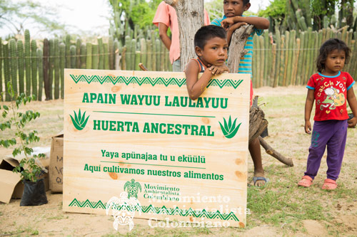 nino cuida el nuevo letrero del movimiento ambientalista colombiano