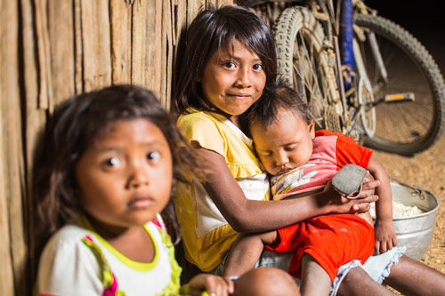 nina cuida de su familia en la guajira