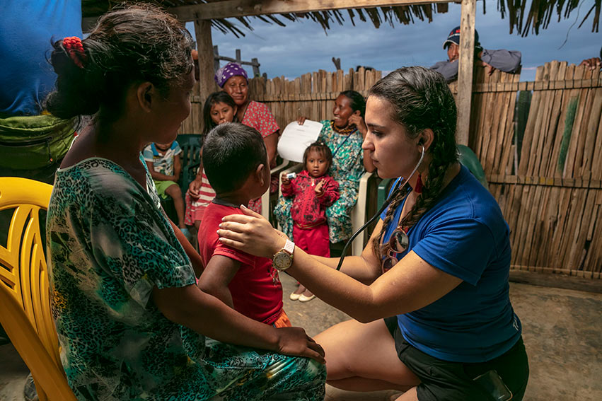 doctores ayudan con el mac en la guajira